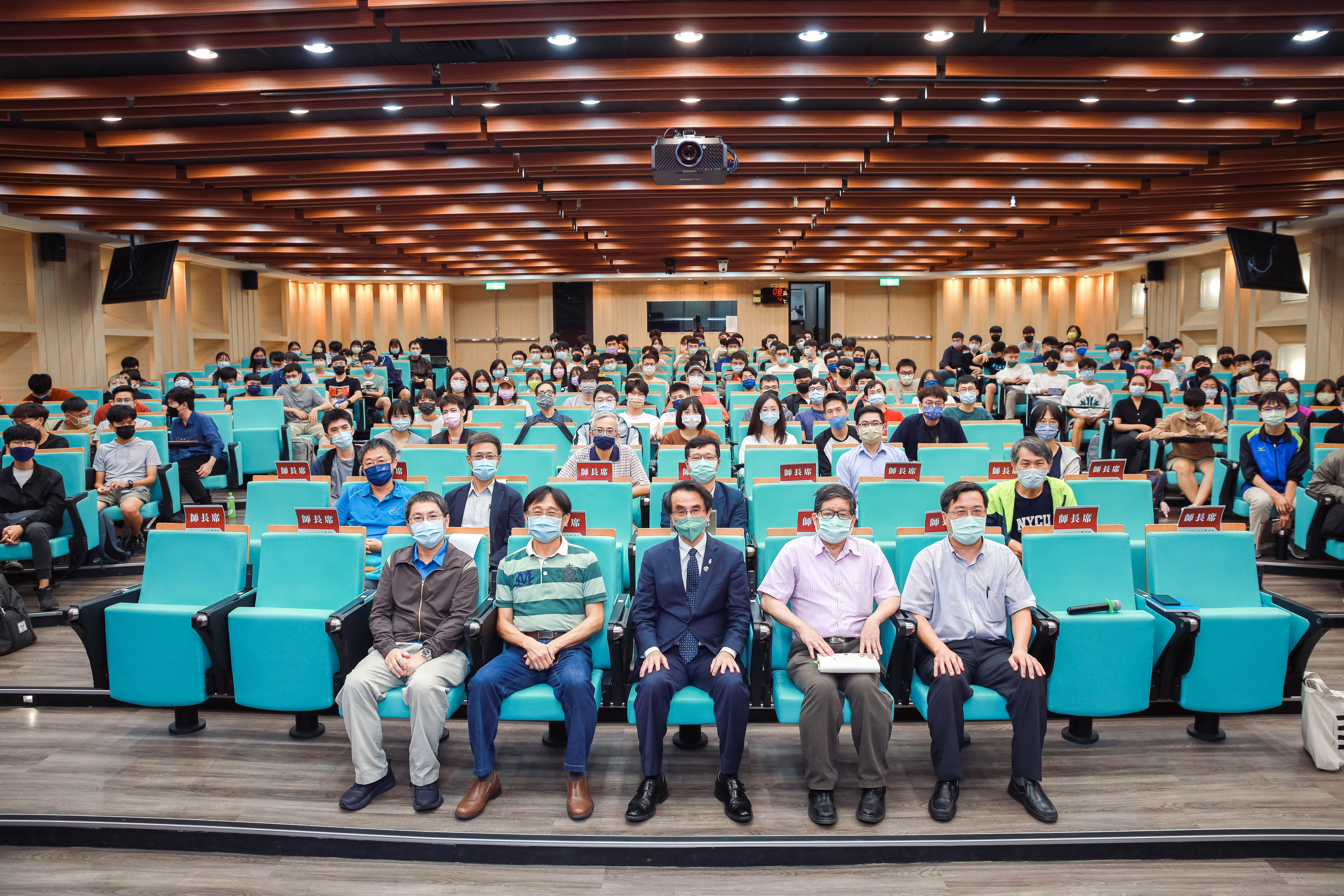 國立成功大學敏求智慧運算學院10月28日邀請「火箭阿伯」國家太空中心主任吳宗信到成大進行專題演講