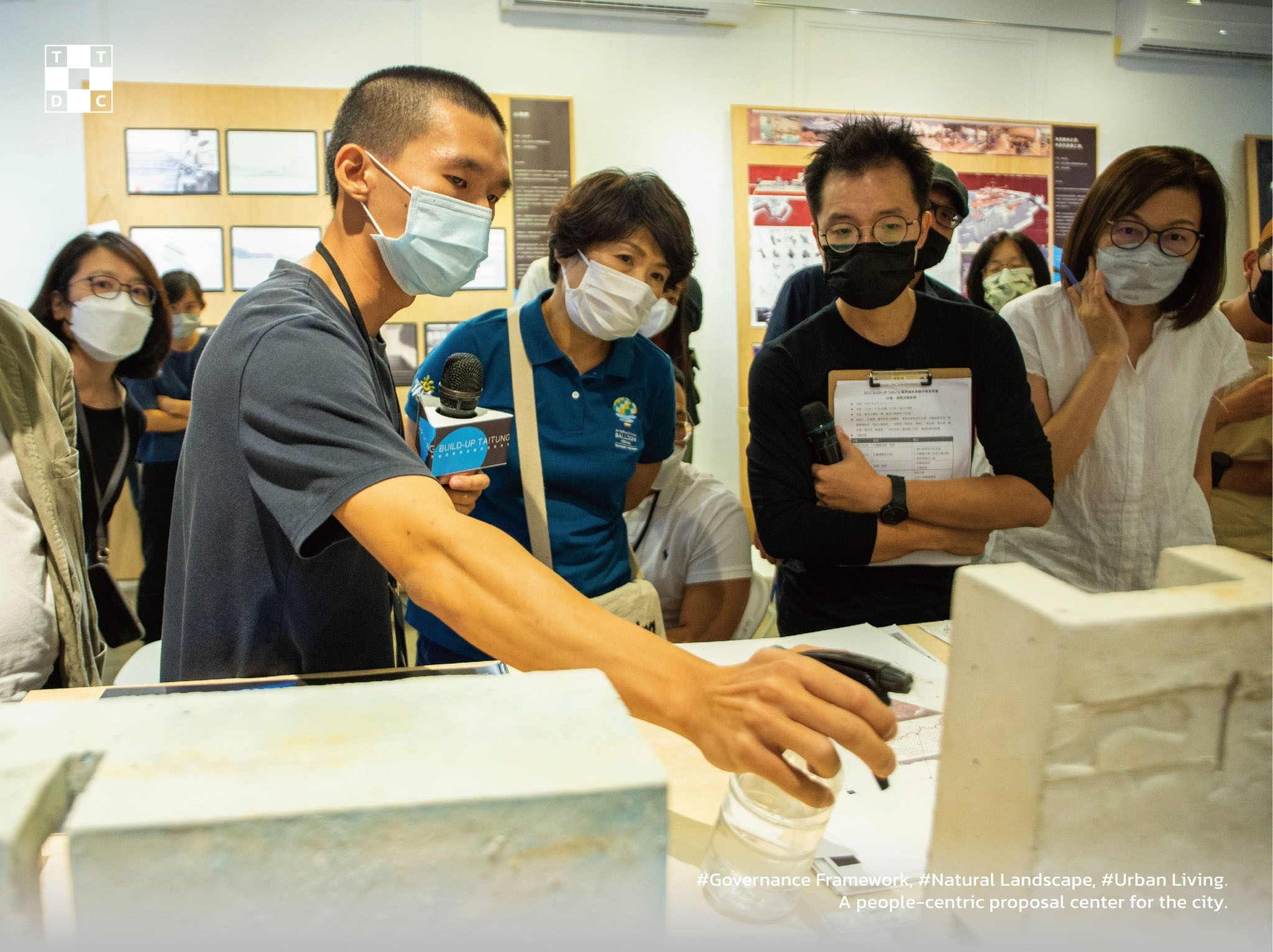 臺東首屆建築景觀評圖結果出爐 曾泓銘（左）奪金質獎.圖臺東設計中心提供jpg